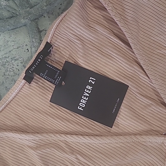 Forever 21 WALLNUT AND WHITE KNIT SUMMER TOP Large new - Picture 2 of 4